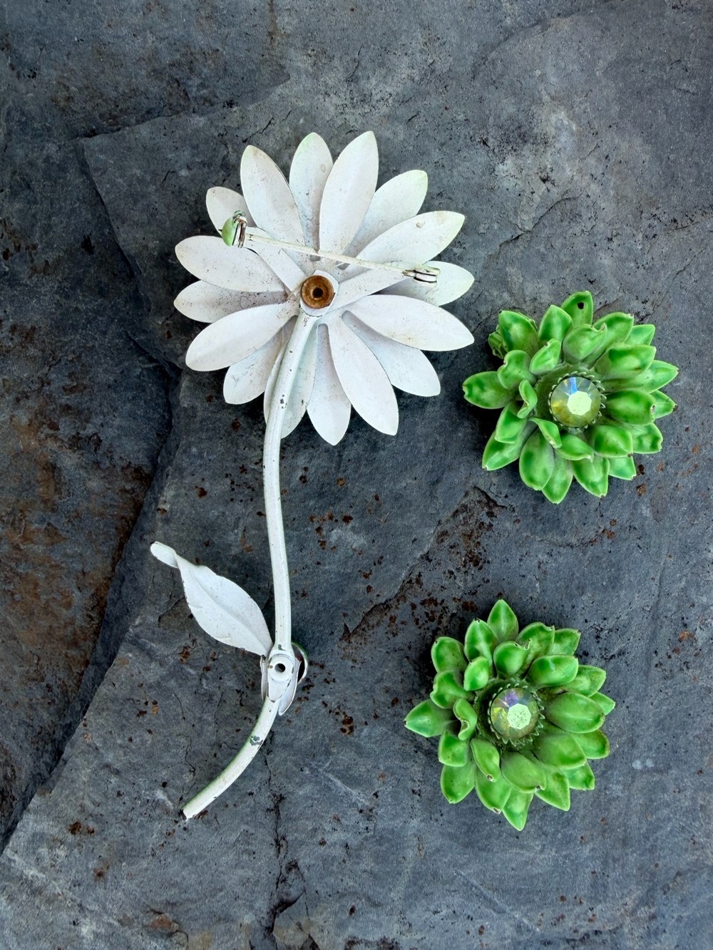 Vintage Green Enamel Flower Brooch Clip On Earrings Set - Picture 9 of 12